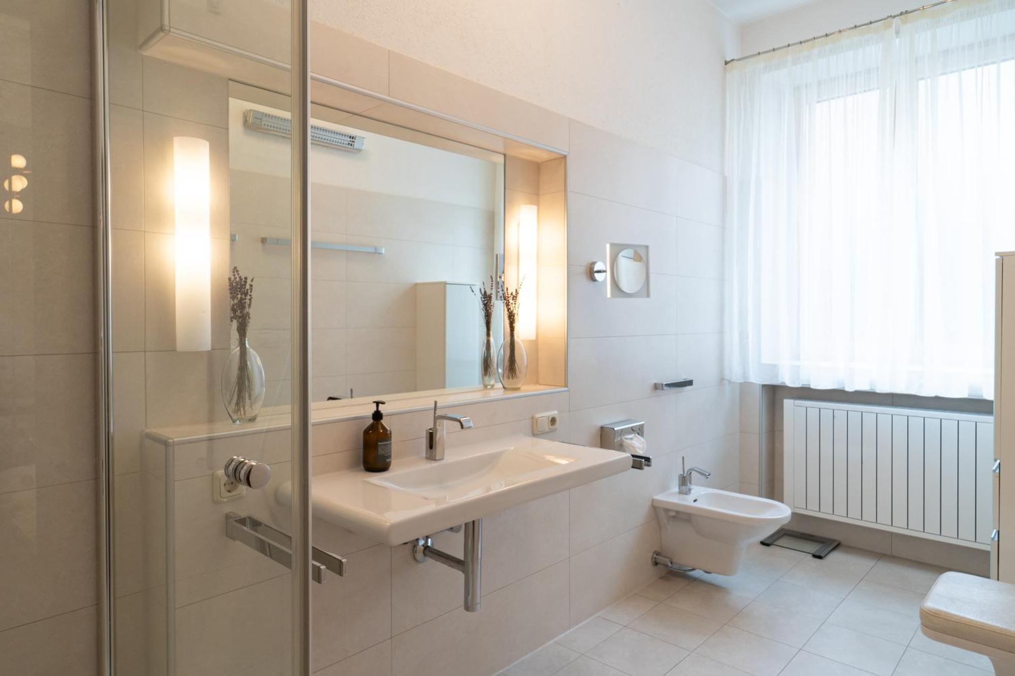 Neu - 4 Zimmer, 4 Betten, 5 Min Zum Hbf, Terrasse, 160qm *