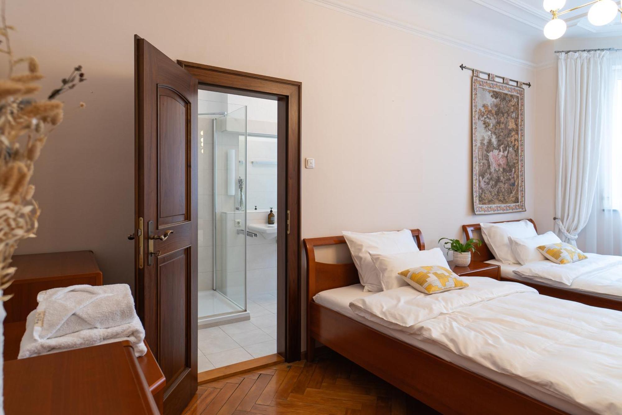 Neu - 4 Zimmer, 4 Betten, 5 Min Zum Hbf, Terrasse, 160qm Apartment