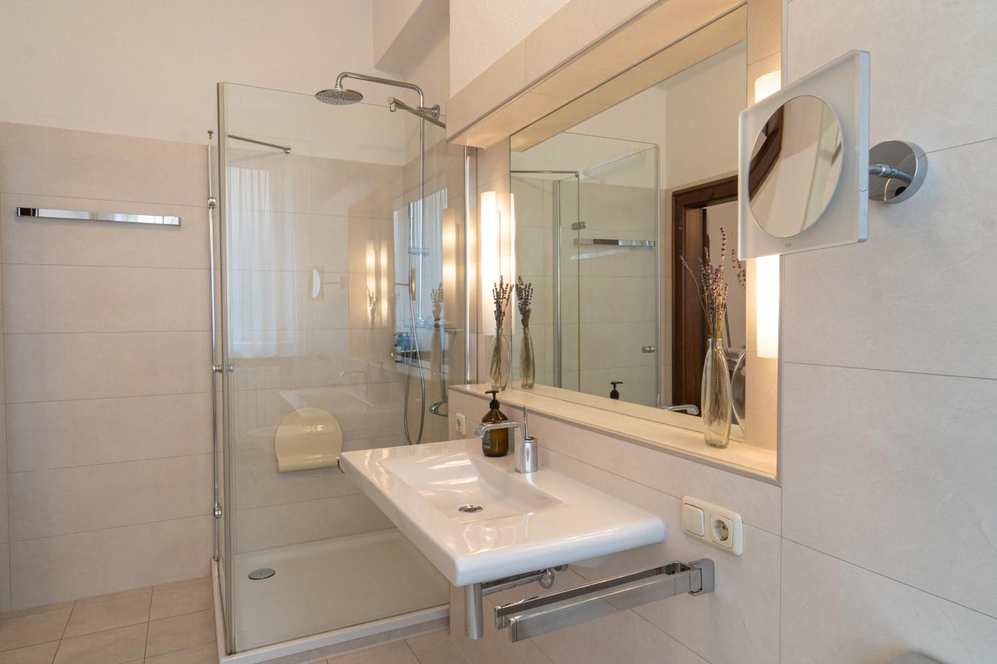 Neu - 4 Zimmer, 4 Betten, 5 Min Zum Hbf, Terrasse, 160qm Apartment