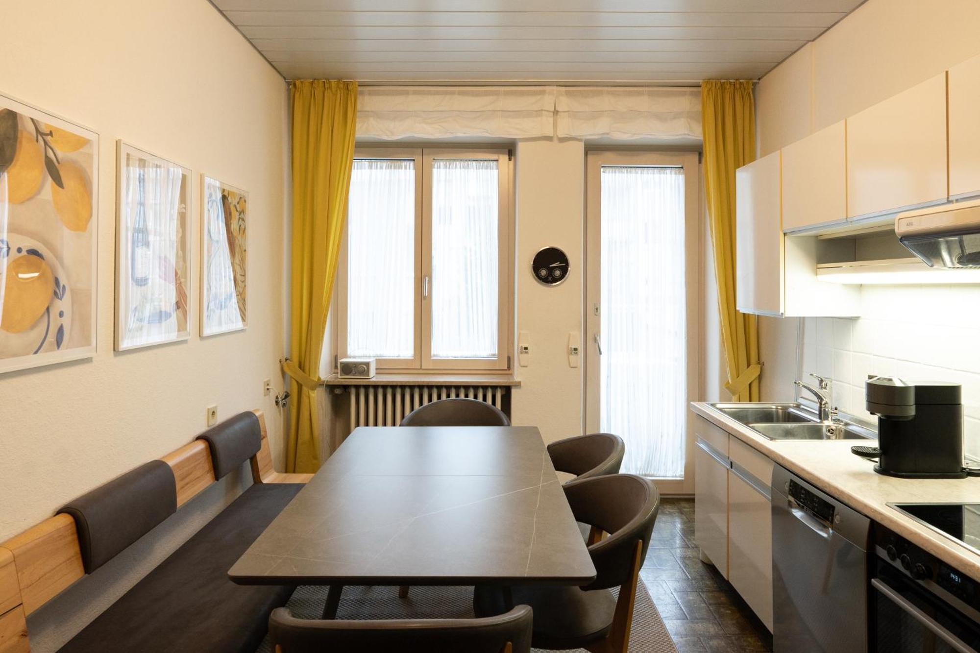 Apartment Neu - 4 Zimmer, 4 Betten, 5 Min Zum Hbf, Terrasse, 160qm