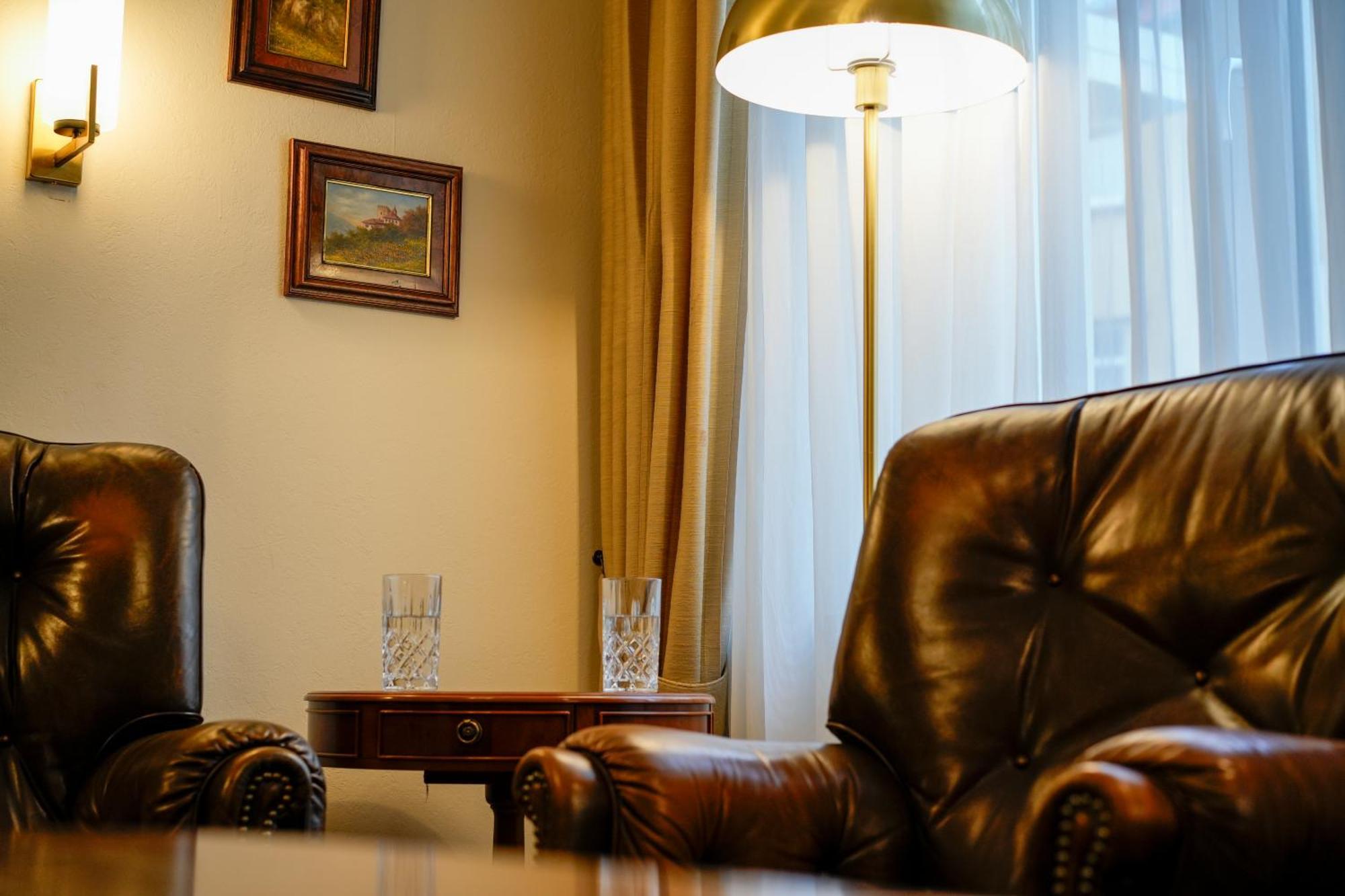 Neu - 4 Zimmer, 4 Betten, 5 Min Zum Hbf, Terrasse, 160qm Apartment *