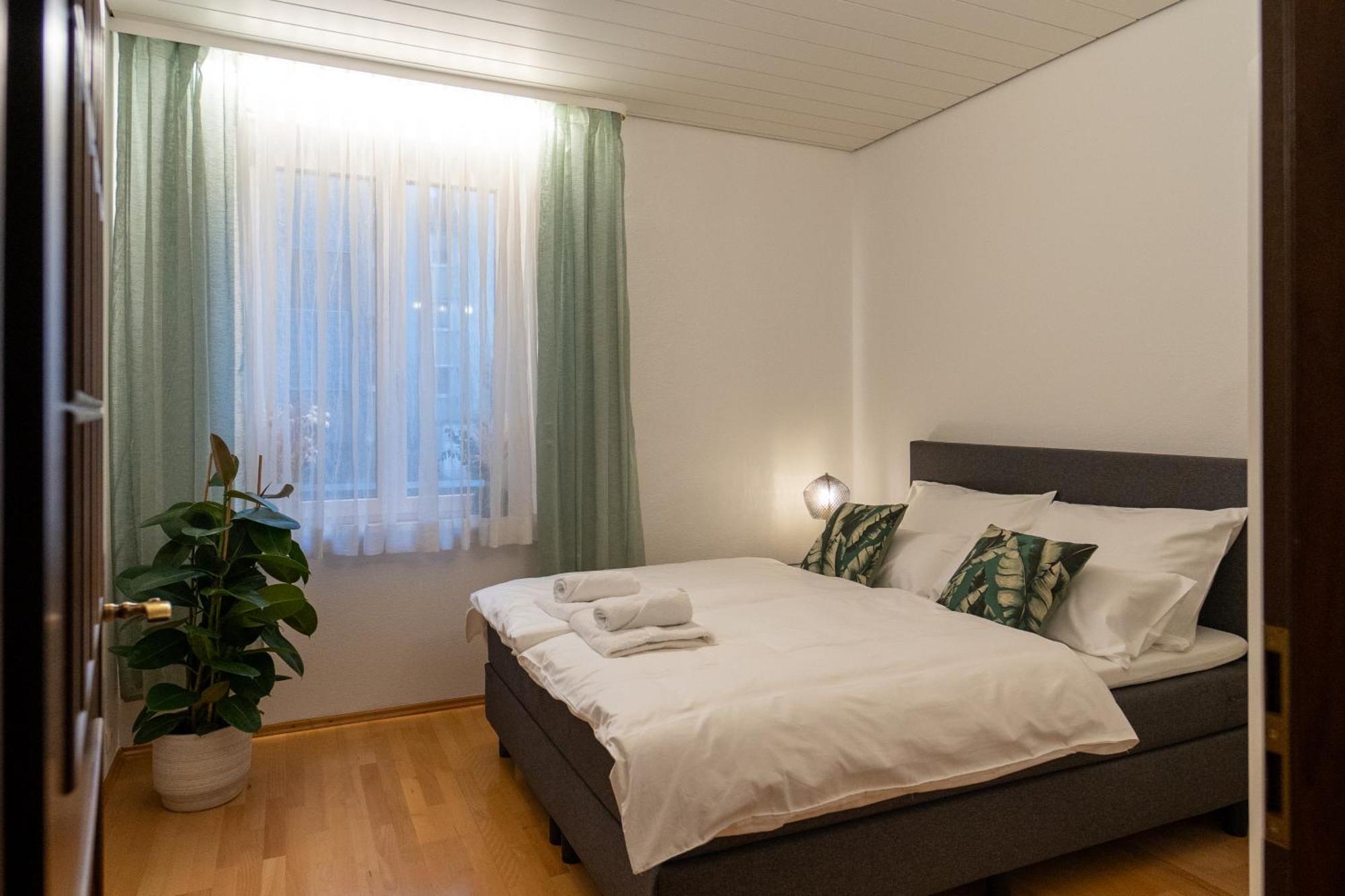 Neu - 4 Zimmer, 4 Betten, 5 Min Zum Hbf, Terrasse, 160qm Apartment