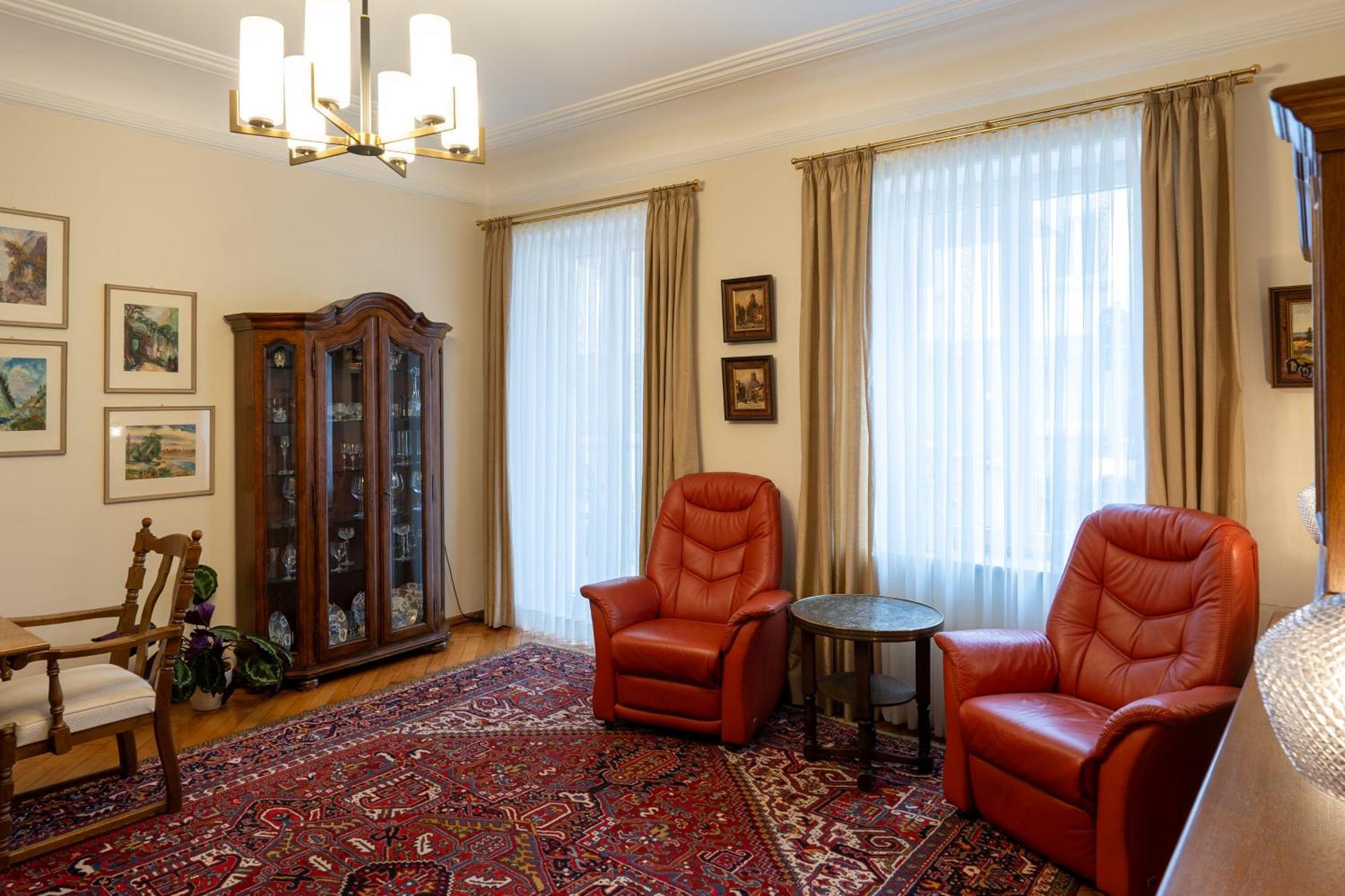 Neu - 4 Zimmer, 4 Betten, 5 Min Zum Hbf, Terrasse, 160qm *