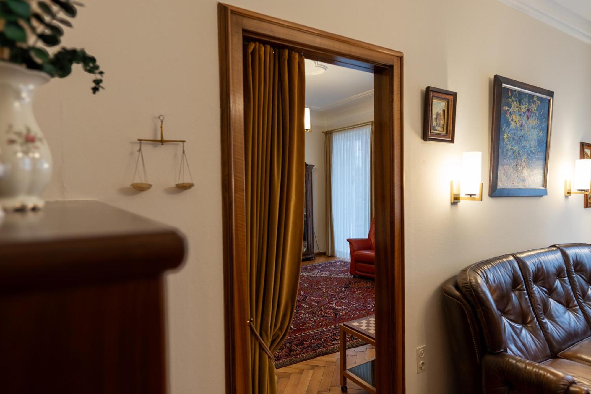 Neu - 4 Zimmer, 4 Betten, 5 Min Zum Hbf, Terrasse, 160qm