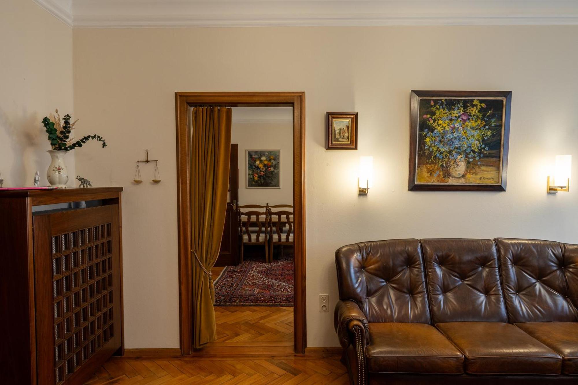 Neu - 4 Zimmer, 4 Betten, 5 Min Zum Hbf, Terrasse, 160qm Apartment Augsburg