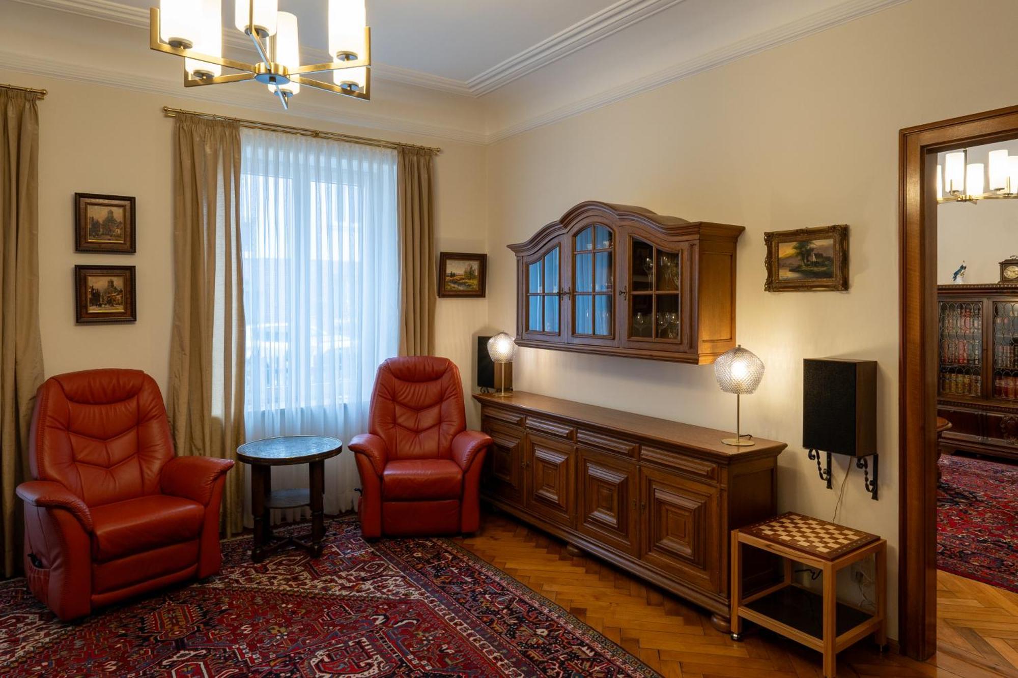 Neu - 4 Zimmer, 4 Betten, 5 Min Zum Hbf, Terrasse, 160qm Apartment *